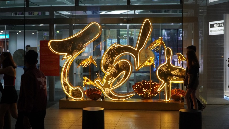 Streets of Hanoi and HCM City beautified before Tet holiday